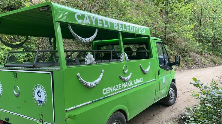 Rize'de otomobil uçuruma yuvarlandı; 1 ölü 4 yaralı 10