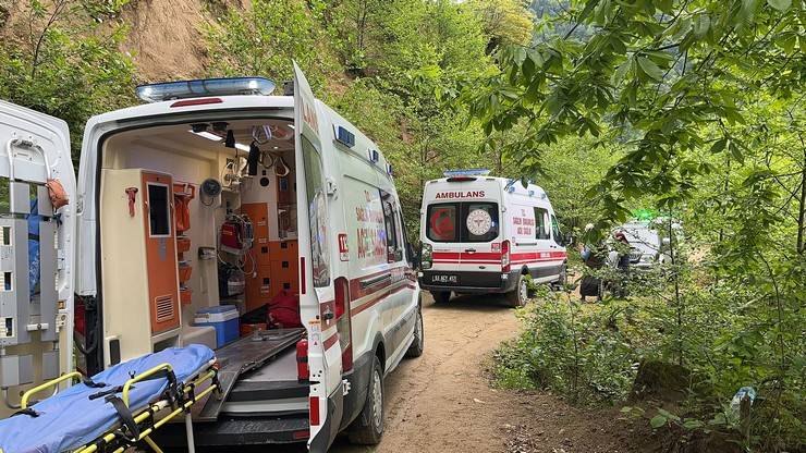 Rize'de otomobil uçuruma yuvarlandı; 1 ölü 4 yaralı 11