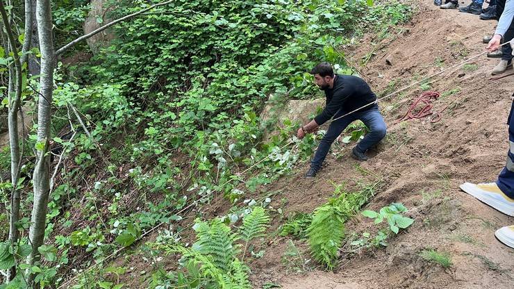 Rize'de otomobil uçuruma yuvarlandı; 1 ölü 4 yaralı 15