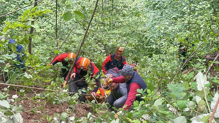 Rize'de otomobil uçuruma yuvarlandı; 1 ölü 4 yaralı 16