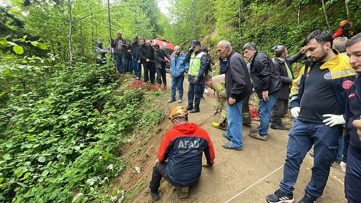 Rize'de otomobil uçuruma yuvarlandı; 1 ölü 4 yaralı 18