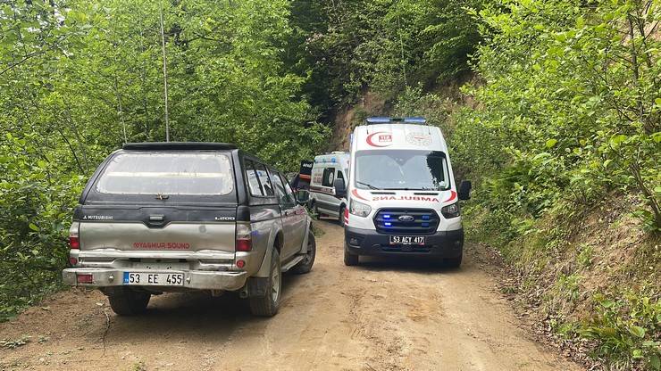 Rize'de otomobil uçuruma yuvarlandı; 1 ölü 4 yaralı 20