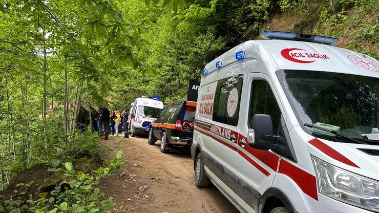 Rize'de otomobil uçuruma yuvarlandı; 1 ölü 4 yaralı 21