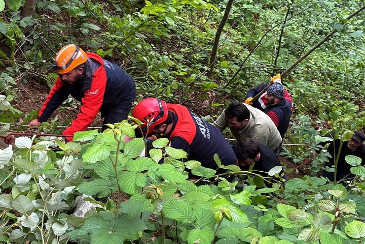 Rize'de otomobil uçuruma yuvarlandı; 1 ölü 4 yaralı 22