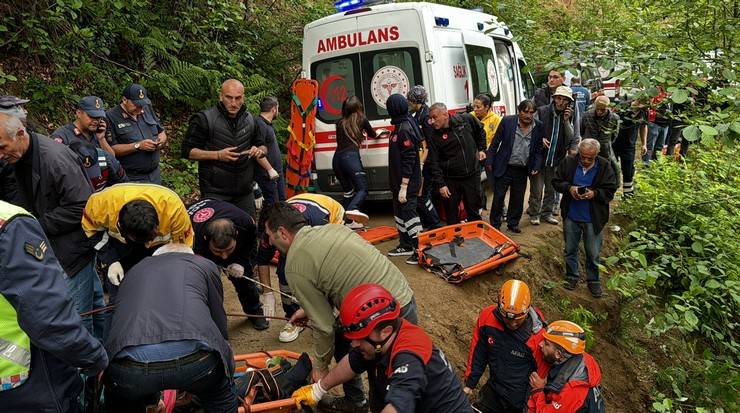 Rize'de otomobil uçuruma yuvarlandı; 1 ölü 4 yaralı 23