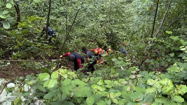 Rize'de otomobil uçuruma yuvarlandı; 1 ölü 4 yaralı 24