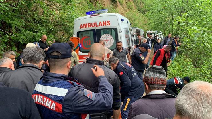 Rize'de otomobil uçuruma yuvarlandı; 1 ölü 4 yaralı 3
