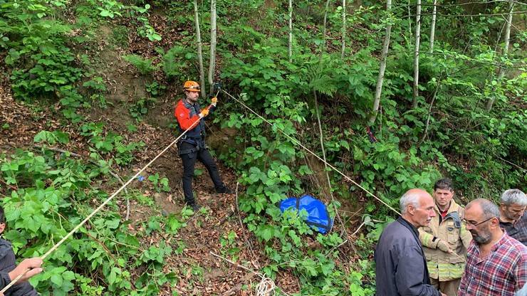 Rize'de otomobil uçuruma yuvarlandı; 1 ölü 4 yaralı 5