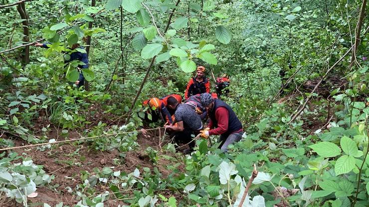 Rize'de otomobil uçuruma yuvarlandı; 1 ölü 4 yaralı 6