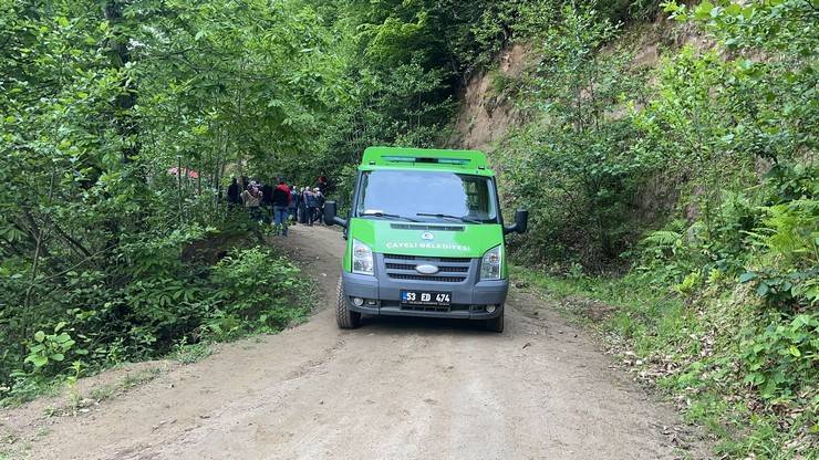 Rize'de otomobil uçuruma yuvarlandı; 1 ölü 4 yaralı 9