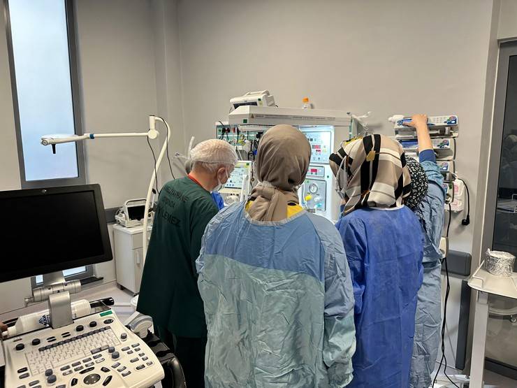 Rize'de İkiz Bebeklerin Hayatı, İstanbul'dan Gelen Ekip Tarafından Kurtarıldı 10