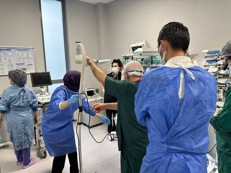 Rize'de İkiz Bebeklerin Hayatı, İstanbul'dan Gelen Ekip Tarafından Kurtarıldı 6