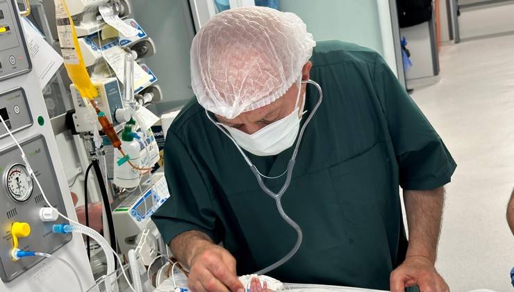 Rize'de İkiz Bebeklerin Hayatı, İstanbul'dan Gelen Ekip Tarafından Kurtarıldı 8