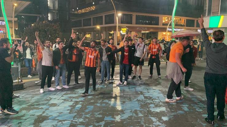 Galatasaray'ın şampiyonluk kutlamalarına Çaykur Rizespor taraftarları engel oldu 13