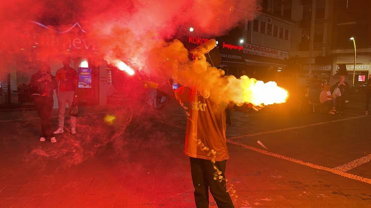 Galatasaray'ın şampiyonluk kutlamalarına Çaykur Rizespor taraftarları engel oldu 16