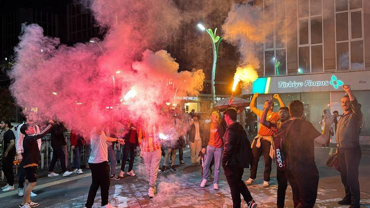 Galatasaray'ın şampiyonluk kutlamalarına Çaykur Rizespor taraftarları engel oldu 3