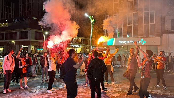 Galatasaray'ın şampiyonluk kutlamalarına Çaykur Rizespor taraftarları engel oldu 4