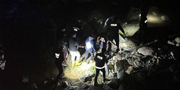 Rize’de Çarpışan 2 Araçtan Biri Dereye Düştü: 1 Yaralı