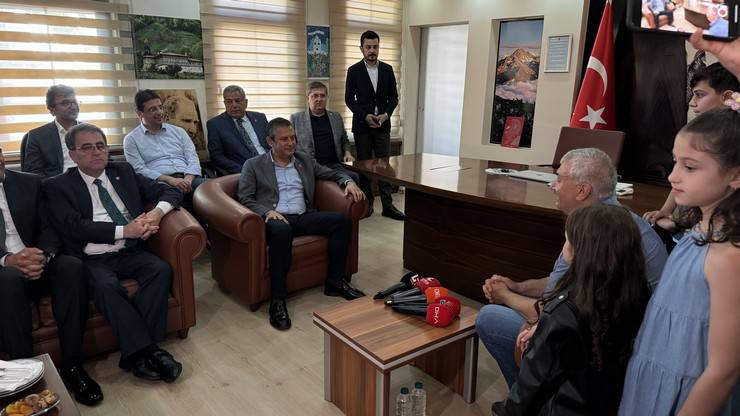 CHP Genel Başkanı Özgür Özel, Rize'de partisinin belediye başkanlıklarını ziyaret etti 21