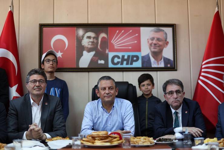 CHP Genel Başkanı Özgür Özel, Rize'de partisinin belediye başkanlıklarını ziyaret etti 4