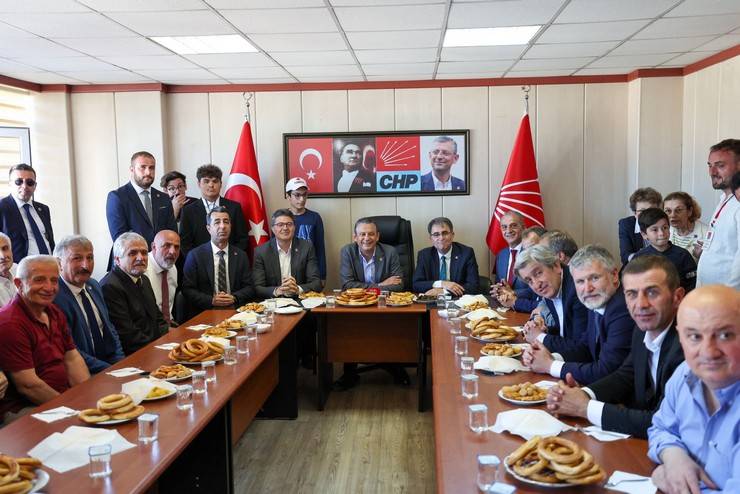 CHP Genel Başkanı Özgür Özel, Rize'de partisinin belediye başkanlıklarını ziyaret etti 5