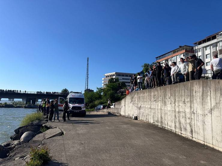 Fırtına Deresi'ne girip sürüklenen 4 kişiden 2'si kurtarıldı, 2'si aranıyor 1