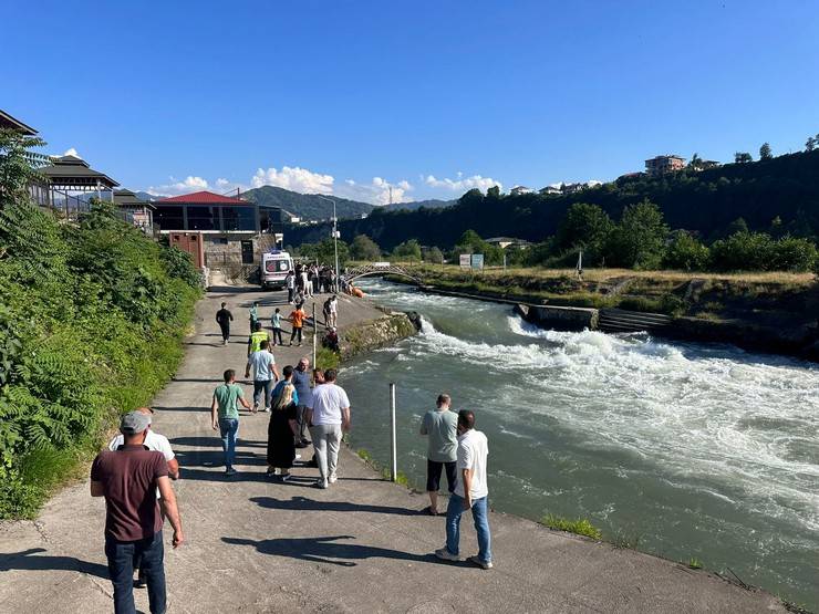 Fırtına Deresi'ne girip sürüklenen 4 kişiden 2'si kurtarıldı, 2'si aranıyor 11