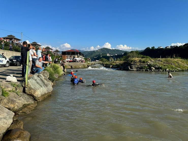 Fırtına Deresi'ne girip sürüklenen 4 kişiden 2'si kurtarıldı, 2'si aranıyor 16
