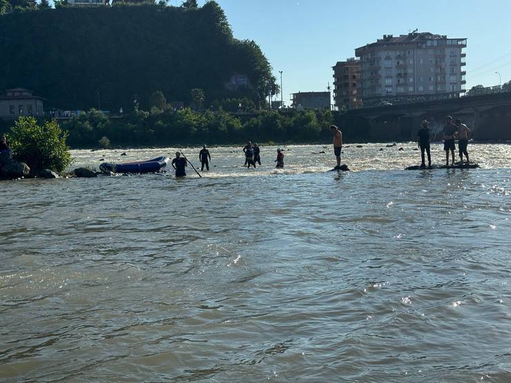 Fırtına Deresi'ne girip sürüklenen 4 kişiden 2'si kurtarıldı, 2'si aranıyor 18
