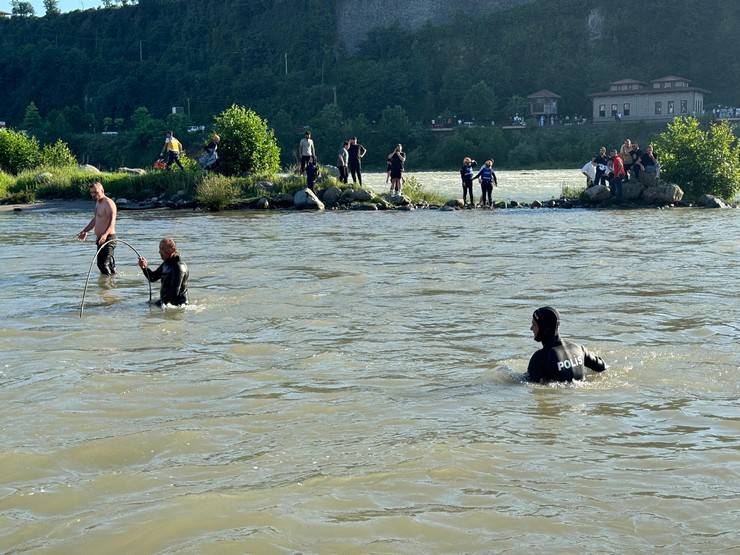 Fırtına Deresi'ne girip sürüklenen 4 kişiden 2'si kurtarıldı, 2'si aranıyor 19