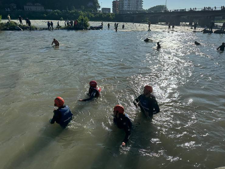 Fırtına Deresi'ne girip sürüklenen 4 kişiden 2'si kurtarıldı, 2'si aranıyor 20