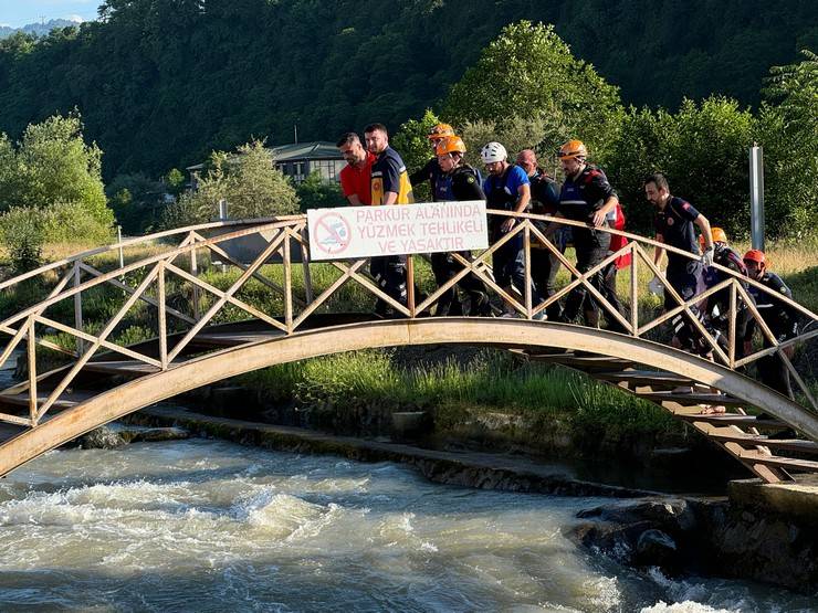 Fırtına Deresi'ne girip sürüklenen 4 kişiden 2'si kurtarıldı, 2'si aranıyor 22