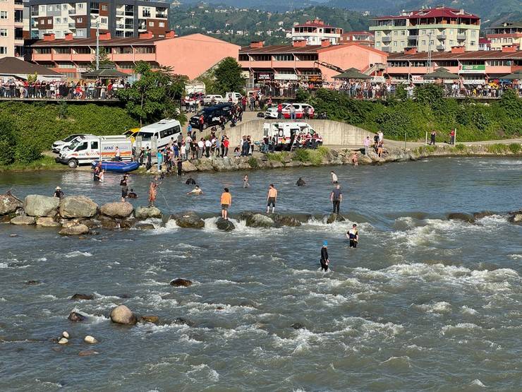 Fırtına Deresi'ne girip sürüklenen 4 kişiden 2'si kurtarıldı, 2'si aranıyor 23