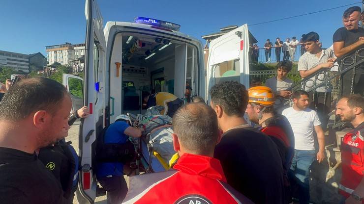 Fırtına Deresi'ne girip sürüklenen 4 kişiden 2'si kurtarıldı, 2'si aranıyor 24