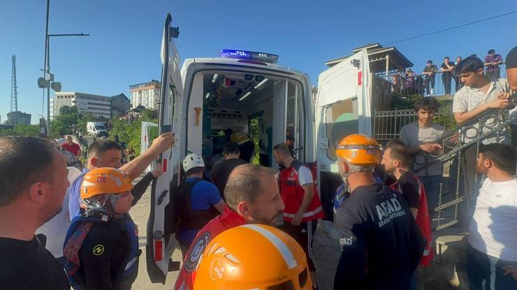 Fırtına Deresi'ne girip sürüklenen 4 kişiden 2'si kurtarıldı, 2'si aranıyor 26