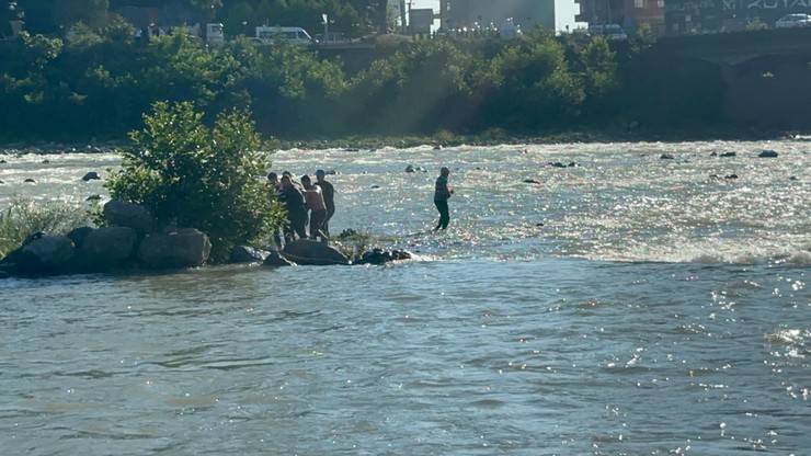 Fırtına Deresi'ne girip sürüklenen 4 kişiden 2'si kurtarıldı, 2'si aranıyor 3