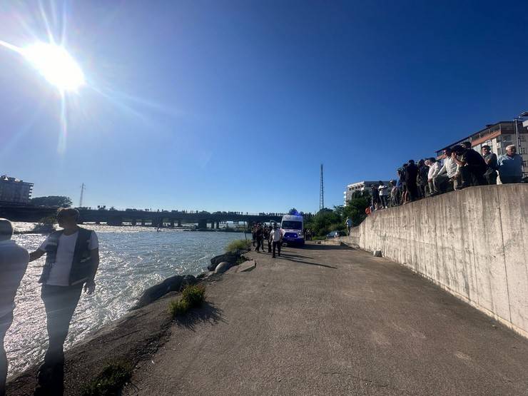 Fırtına Deresi'ne girip sürüklenen 4 kişiden 2'si kurtarıldı, 2'si aranıyor 5