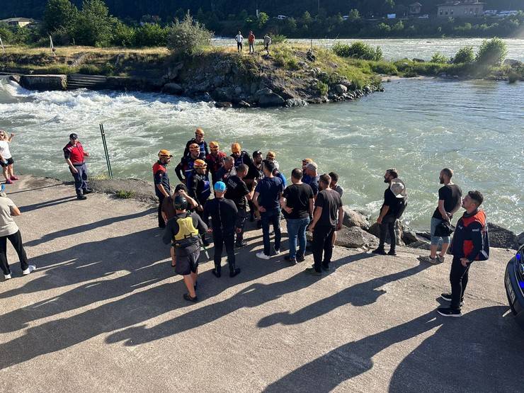 Fırtına Deresi'ne girip sürüklenen 4 kişiden 2'si kurtarıldı, 2'si aranıyor 6