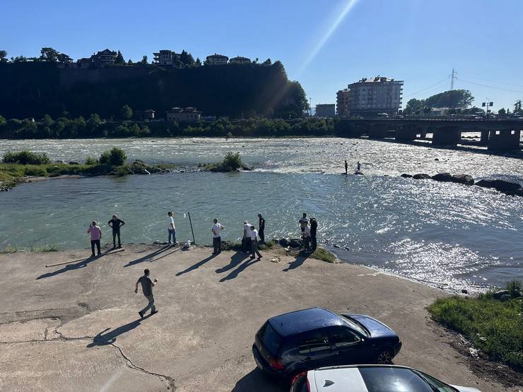 Fırtına Deresi'ne girip sürüklenen 4 kişiden 2'si kurtarıldı, 2'si aranıyor 8