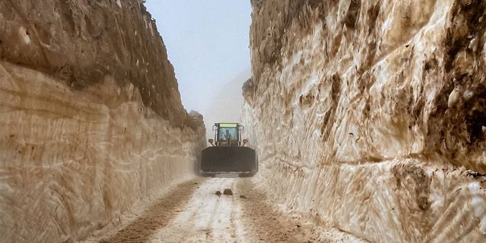 Rize'de yüksek rakımlı yayla yollarında kar temizleme çalışmaları sürüyor