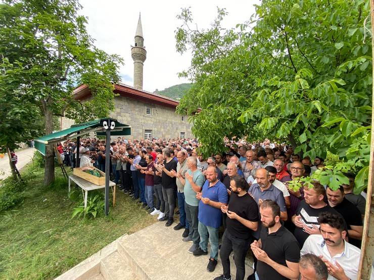 Rize'de silahla ateş edilmesi sonucu ölen Jandarma Komutanının eşinin cenazesi defnedildi 4