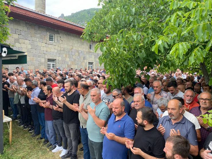 Rize'de silahla ateş edilmesi sonucu ölen Jandarma Komutanının eşinin cenazesi defnedildi 5