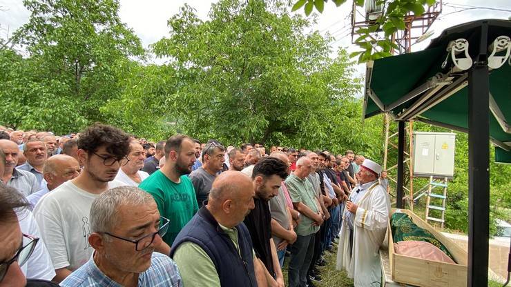 Rize'de silahla ateş edilmesi sonucu ölen Jandarma Komutanının eşinin cenazesi defnedildi 6