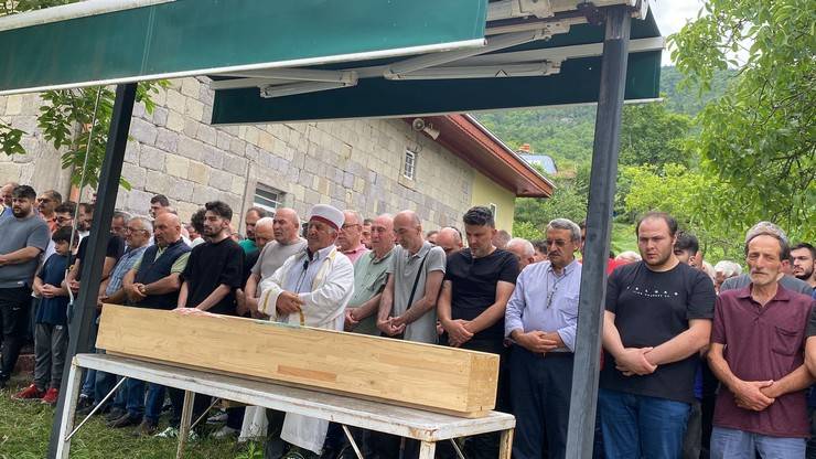 Rize'de silahla ateş edilmesi sonucu ölen Jandarma Komutanının eşinin cenazesi defnedildi 7