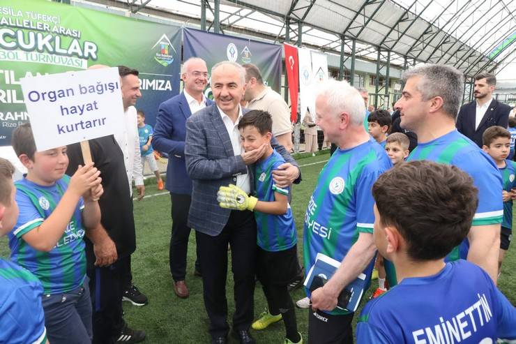 Rize'de Esila Tüfekçi Mahalleler Arası Çocuklar Futbol Turnuvası ve Şenliği başladı 7