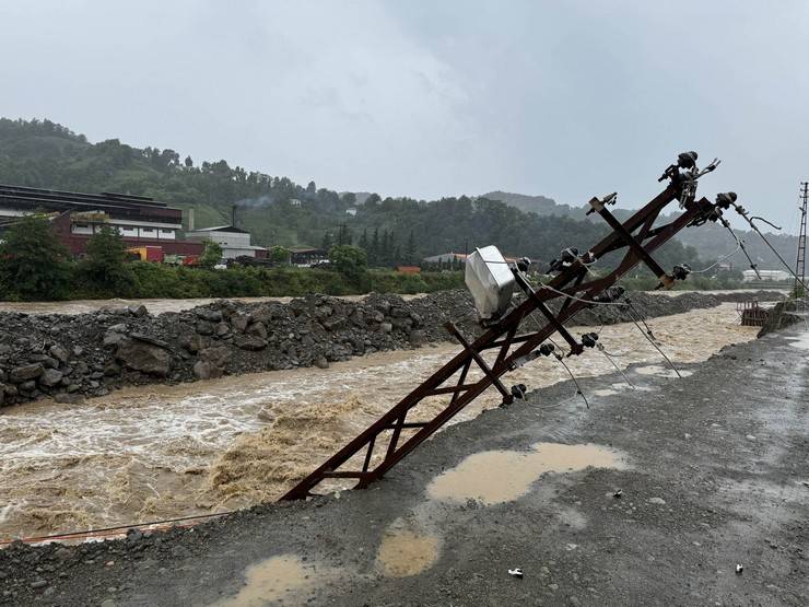 Artvin'de şiddetli yağış etkili oldu 10