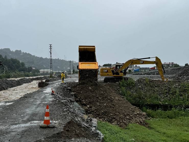 Artvin'de şiddetli yağış etkili oldu 11