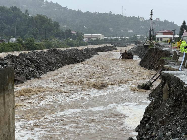 Artvin'de şiddetli yağış etkili oldu 12