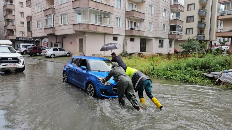 Artvin'de şiddetli yağış etkili oldu 2