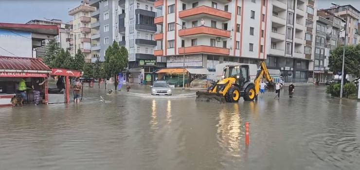 Artvin'de şiddetli yağış etkili oldu 5